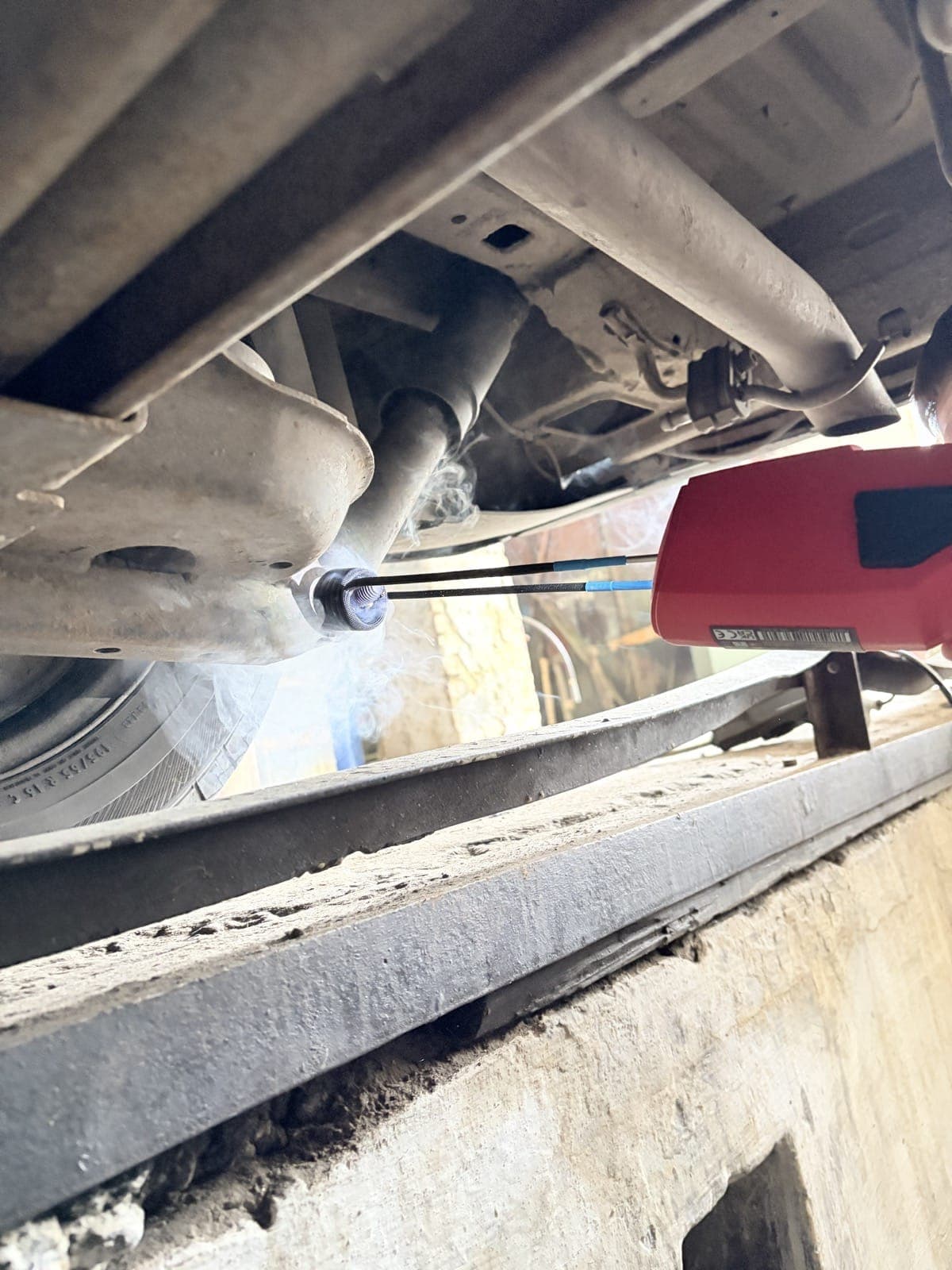Close repair work around a vehicle fitting