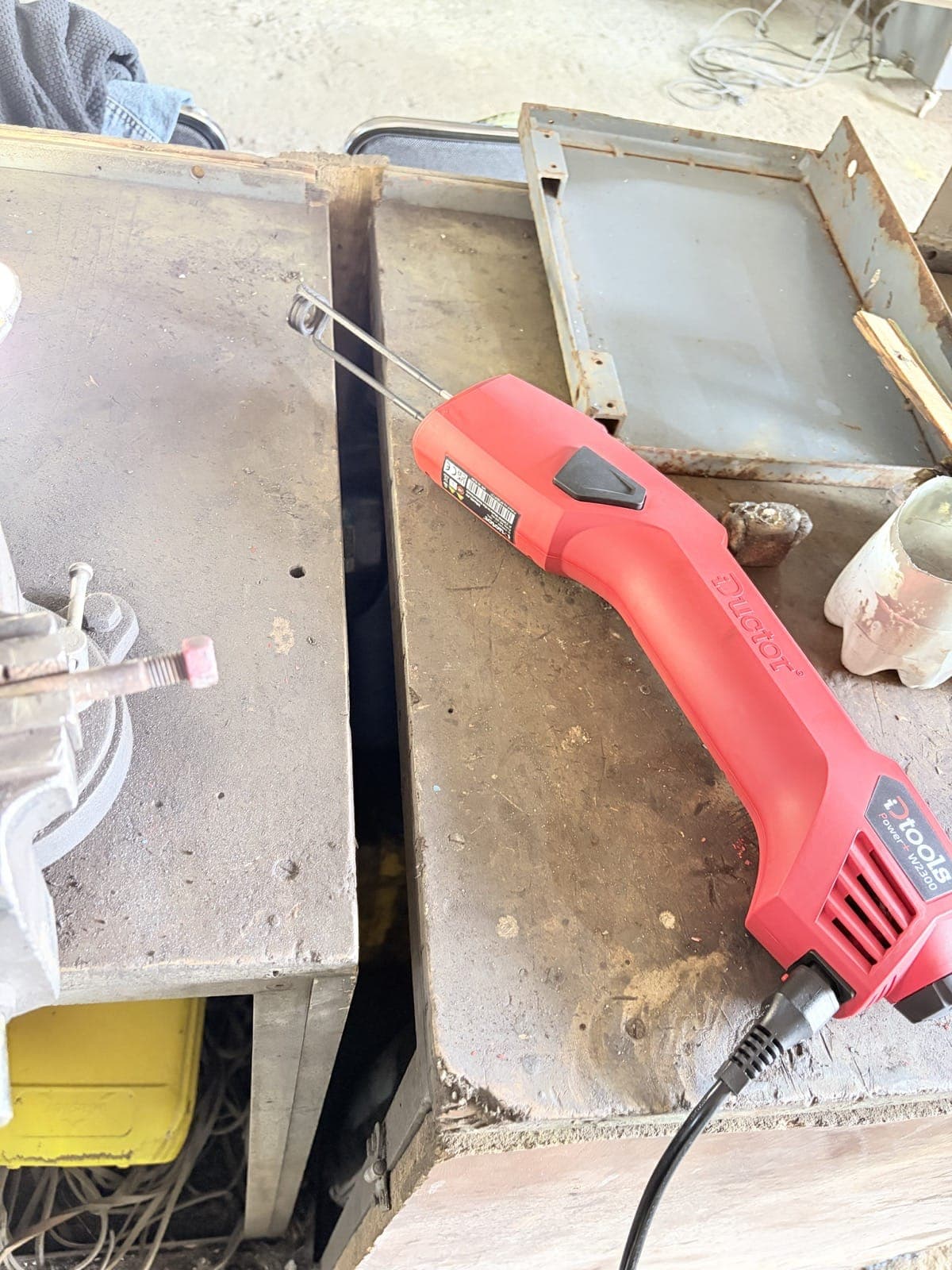Mobile workshop repair context under a vehicle